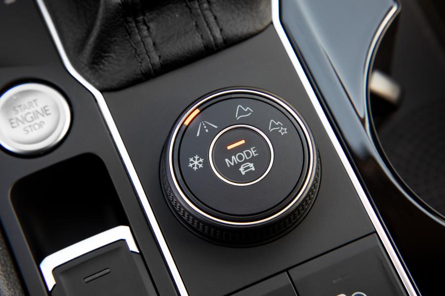 Детали интерьера Volkswagen Atlas SEL V6 R-Line 2020 года  (фото 35 из 43)
